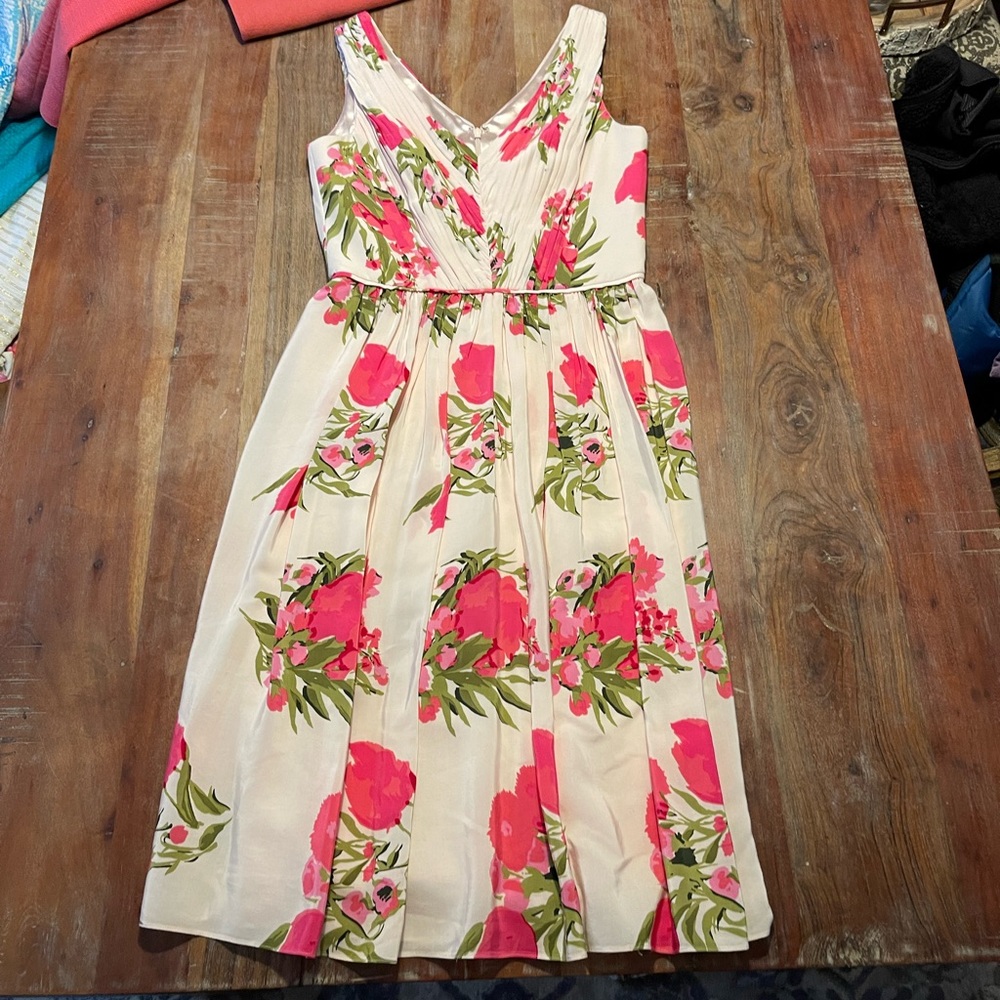Beautiful floral Boden dress. Perfect for spring wedding or garden party.